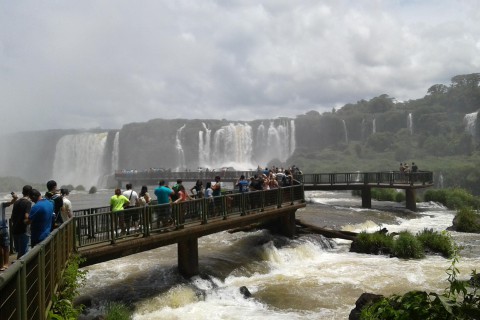 Cataratas do Iguaçu recebe aumento de visitantes devido a maior vazão